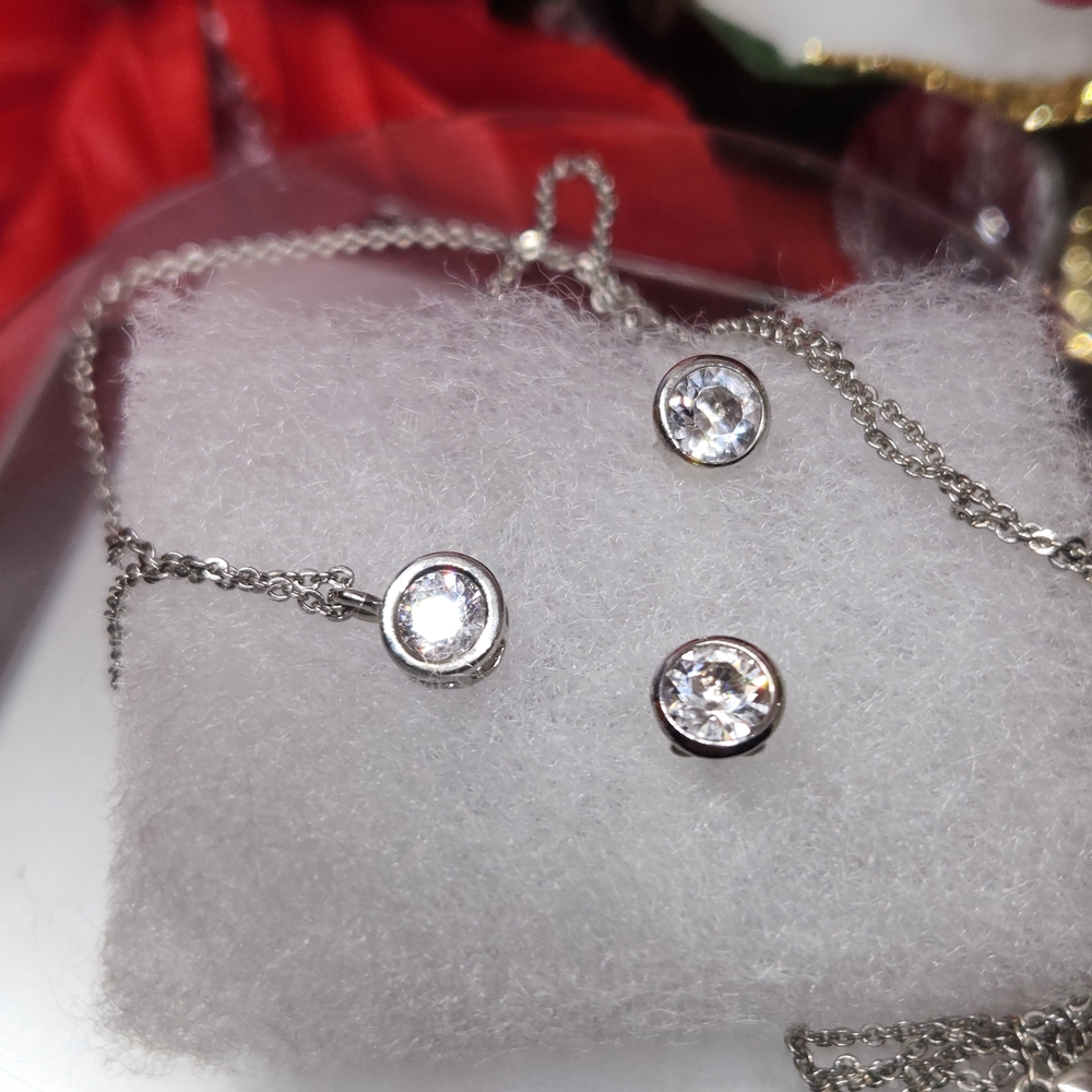 Swarovski Crystal's Silver Pendant Necklace with Clear Stones 18"